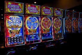 BetWinner Myanmar team customer support ၂၄/၇ ကစားသမားများကို ကူညီနေသောပုံ
